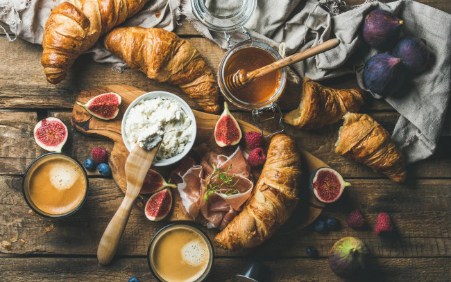 Обои картинки фото еда, хлеб,  выпечка, сыр, бекон, ricotta, круассаны