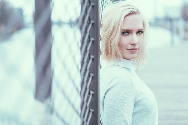 Обои картинки фото девушки, eva mikulski, модель, ева, микульски, блондинка, забор, улыбка