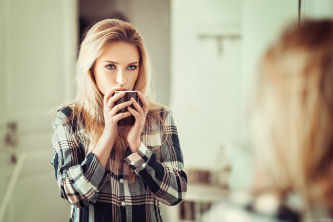 Обои картинки фото девушки, eva mikulski, рубашка, блондинка, модель, ева, микульски, чашка