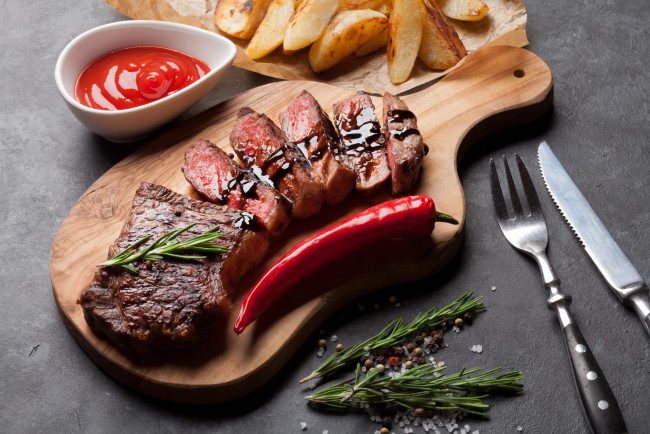 Обои картинки фото еда, мясные блюда, кетчуп, стейк, перец, картофель