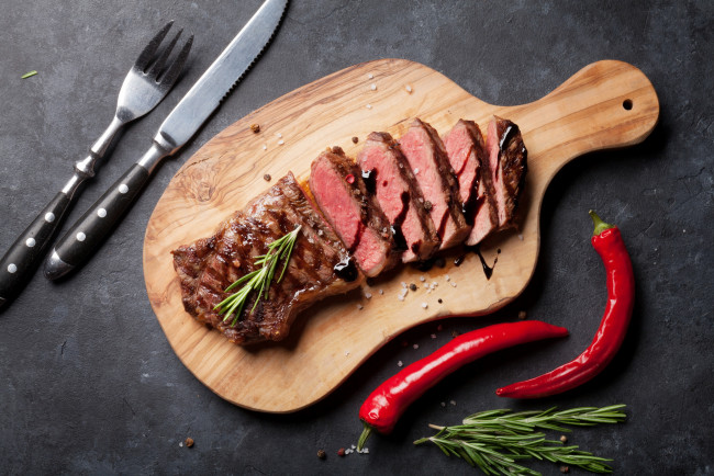 Обои картинки фото еда, мясные блюда, столовые, приборы, доска, зелень, перец, стейк