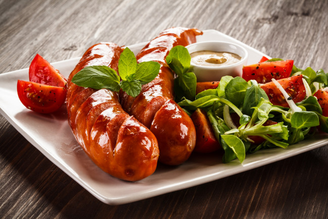 Обои картинки фото еда, шашлык,  барбекю, горчица, мята, огурец, кетчуп, томат, гриль, сосиска, помидоры