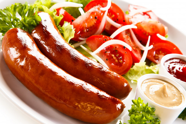 Обои картинки фото еда, шашлык,  барбекю, горчица, мята, огурец, кетчуп, томат, гриль, сосиска, помидоры