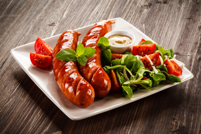 Обои картинки фото еда, шашлык,  барбекю, мята, салат, сосиска, кетчуп, томат, гриль