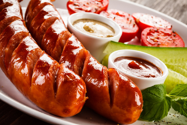 Обои картинки фото еда, шашлык,  барбекю, огурец, фри, картофель, гриль, сосиска, помидоры