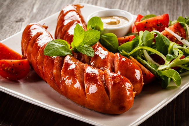 Обои картинки фото еда, шашлык,  барбекю, сосиски, гриль, зелень, горчица, томат, помидоры