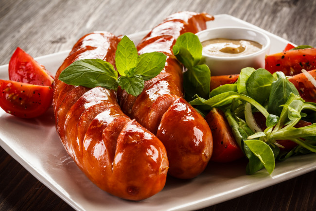 Обои картинки фото еда, шашлык,  барбекю, сосиски, гриль, зелень, горчица, томат