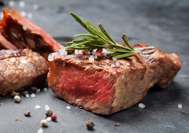 Обои картинки фото еда, мясные блюда, соль, зелень, стейк