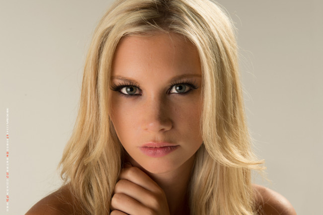 Обои картинки фото календари, девушки, лицо, взгляд, женщина