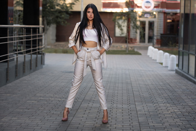 Обои картинки фото девушки, -unsort , брюнетки, темноволосые, фон, взгляд, девушка