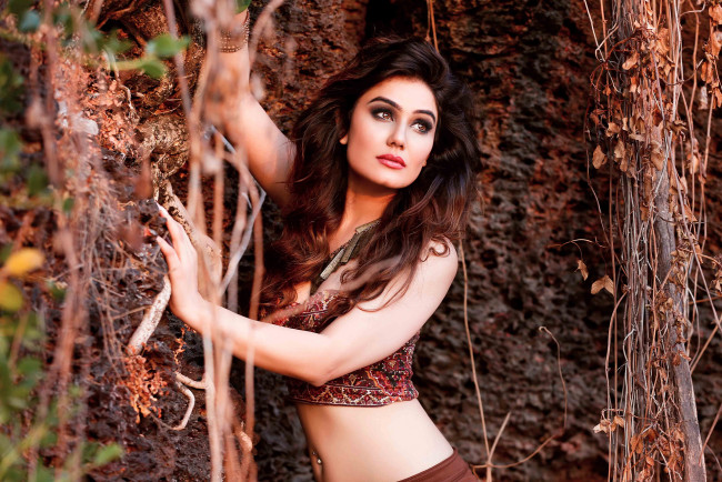 Обои картинки фото kangna sharma, девушки, kangna, sharma, девушка, актриса, модель, брюнетка, красотка, поза, причёска, взгляд, макияж, bollywood, флирт