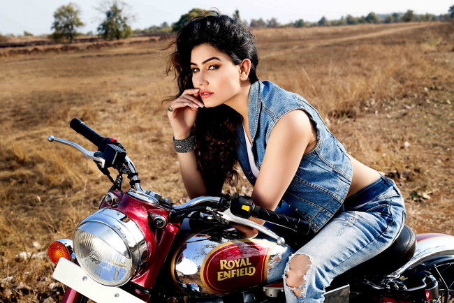 Обои картинки фото kangna sharma, девушки, kangna, sharma, мотоцикл, байк, девушка, актриса, модель, брюнетка, красотка, поза, причёска, взгляд, макияж, bollywood, флирт