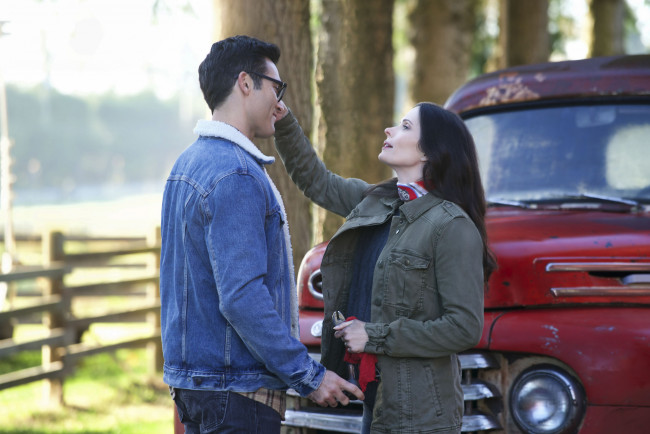 Обои картинки фото кино фильмы, superman and lois , сериал, пара, машина