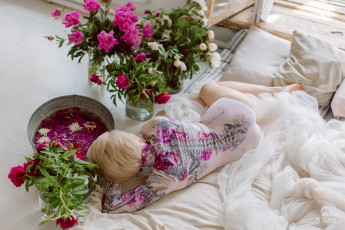 Картинка бестия девушки -+блондинки +светловолосые девушка женщина блондинка светловолосая сексуальная модель звезда позирует разная обувь верхняя стильная одежда нижнее эротическое бельё трусы лифчик колготки чулки аксессуары макияж и множество элементов на фотографии