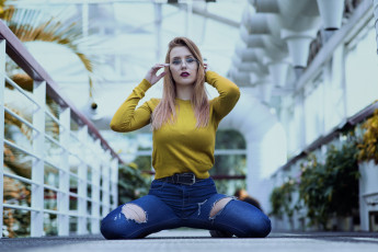 Картинка бестия девушки -+брюнетки +шатенки девушка женщина шатенка темноволосая сексуальная модель звезда позирует разная обувь верхняя стильная одежда нижнее эротическое бельё трусы лифчик колготки чулки аксессуары макияж и множество элементов на фотографии