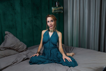 Картинка девушки -+рыжеволосые+и+разноцветные рыжая платье постель