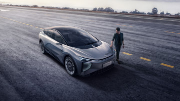 Картинка hiphi+1+2020 автомобили hiphi серый мужчина дорога трасса шоссе