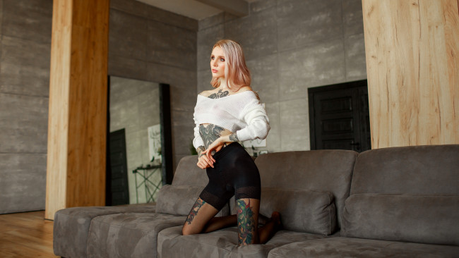 Обои картинки фото бестия, девушки, алена герман, девушка, женщина, блондинка, светловолосая, сексуальная, модель, звезда, позирует, разная, обувь, верхняя, стильная, одежда, нижнее, эротическое, бельё, трусы, лифчик, колготки, чулки, аксессуары, макияж, и, множество, элементов, на, фотографии