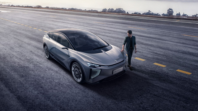 Обои картинки фото hiphi 1 2020, автомобили, hiphi, серый, мужчина, дорога, трасса, шоссе