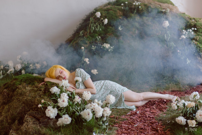 Обои картинки фото бестия, девушки, - рыжеволосые и разноцветные, девушка, женщина, разноцветная, сексуальная, модель, звезда, позирует, разная, обувь, верхняя, стильная, одежда, нижнее, эротическое, бельё, трусы, лифчик, аксессуары, макияж, колготки, чулки, и, множество, элементов, на, фотографии