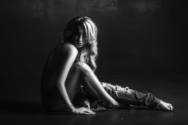 Обои картинки фото девушки, - черно-белые, блондинка, пол, джинсы