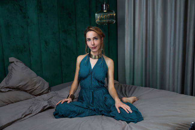 Обои картинки фото девушки, - рыжеволосые и разноцветные, рыжая, платье, постель