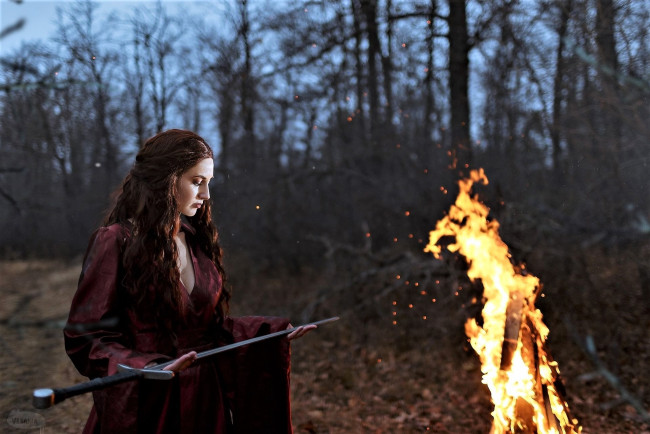 Обои картинки фото девушки, алёна слюнкова , saint hysteria, образ, наряд, меч, костер, огонь