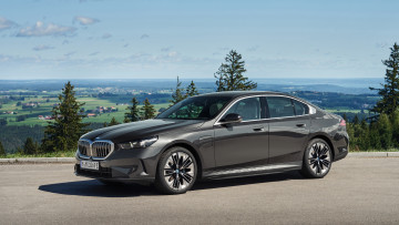 Картинка bmw+5+series+530e+2023 автомобили bmw 5 series 530e черный седан премиум класс