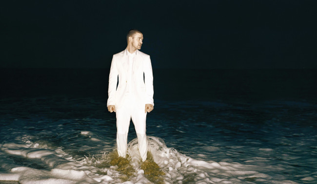 Обои картинки фото мужчины, justin timberlake, костюм, море, пена