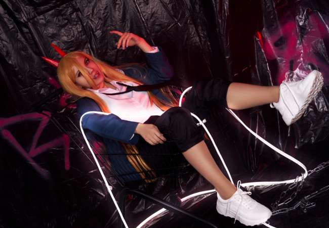Обои картинки фото девушки, - креатив,  косплей, образ, костюм, тележка