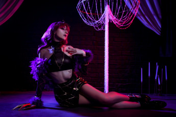 Картинка девушки momo образ косплей наряд топ юбка когти ботинки люстра