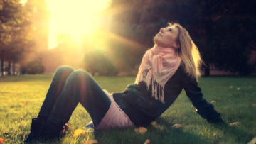 обоя девушки, - блондинки,  светловолосые, блондинка, шарф, кофта, юбка, колготки, ботинки, лужайка, трава, листья, осень, лучи, деревья