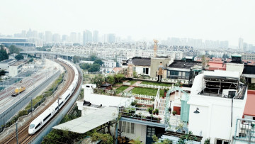 Картинка кино+фильмы fireworks+of+my+heart дом крыша сад парень город панорама поезда