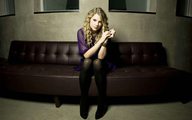 Обои картинки фото девушки, taylor swift, блондинка, платье, колготки, диван, стена, окна