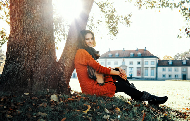 Обои картинки фото девушки, - брюнетки,  шатенки, шатенка, шарф, платье, колготки, ботинки, трава, листья, осень, дерево, площадь, здания