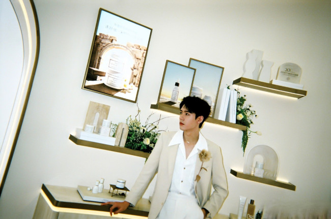 Обои картинки фото мужчины, gong jun | simon gong, актер, костюм, полки, картинки, цветы, флаконы