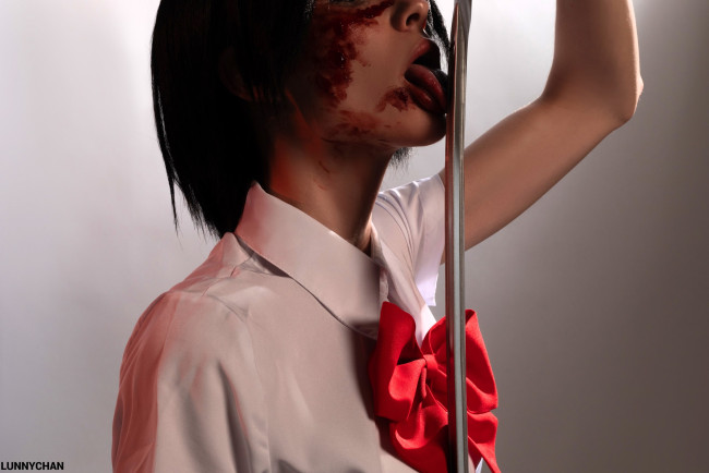 Обои картинки фото девушки, светлана хофман , lunny chan, образ, косплей, наряд, костюм, шатенка, кровь, оружие, язык, блузка, бант