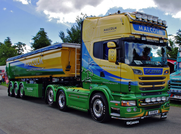 Обои картинки фото scania r580, автомобили, scania , выставка, улица, грузовик, тяжелый, тягач, седельный