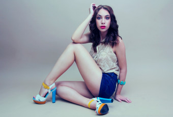 Картинка девушки -unsort+ брюнетки +шатенки блузка шорты каблуки браслет