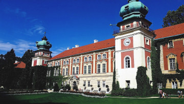 Картинка города замки+польши башни клумбы