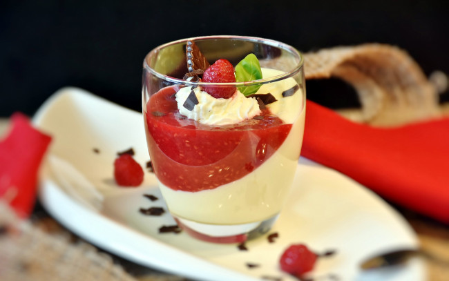 Обои картинки фото еда, мороженое,  десерты, шоколад, десерт, клубнично-ванильный