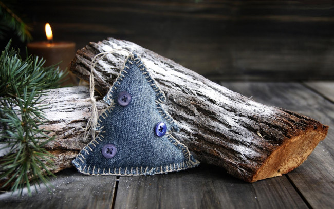 Обои картинки фото праздничные, фигурки, поделка, пуговицы, игрушка, ёлка, бревна, свеча