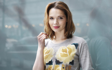 Картинка девушки karoline+herfurth цветы свитер улыбка рыжая caroline herfurth