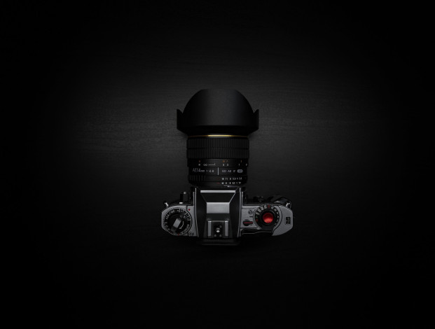 Обои картинки фото бренды, бренды фотоаппаратов , разное, nikon, черный, фон, пленка, фотоаппарат, фототехника, samyang, 14mm