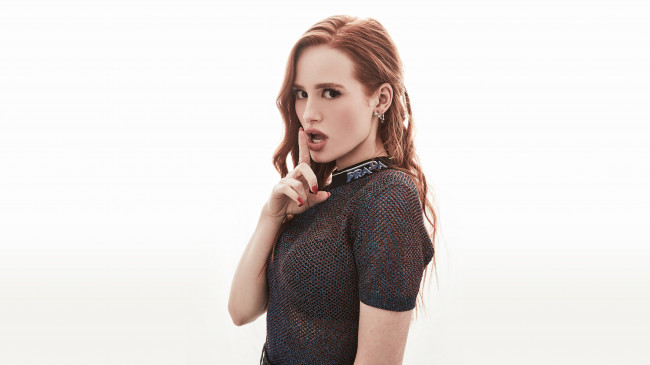 Обои картинки фото девушки, madelaine petsch, сетка, палец, рыжая, madelaine, petsch