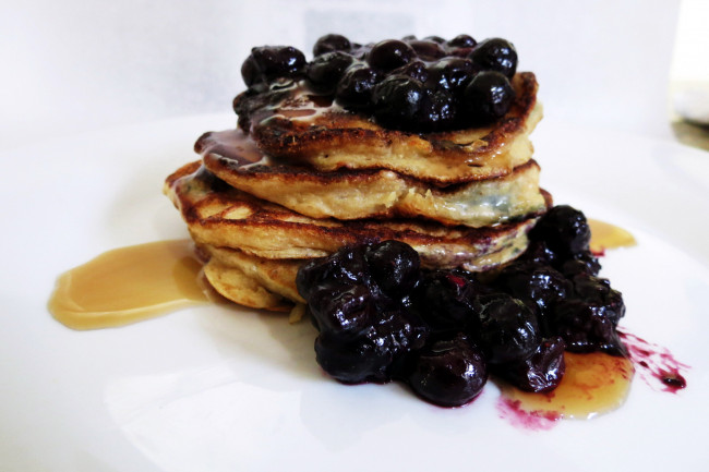 Обои картинки фото еда, блины,  оладьи, оладьи, ягоды