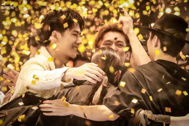 Обои картинки фото разное, знаменитости, команда, радость, конфетти