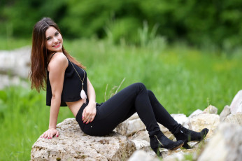 Картинка девушки -+брюнетки +шатенки камни брюнетка поза улыбка