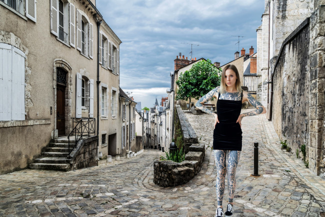 Обои картинки фото девушки, - блондинки,  светловолосые, улица, блондинка, черное, платье, мини, тату