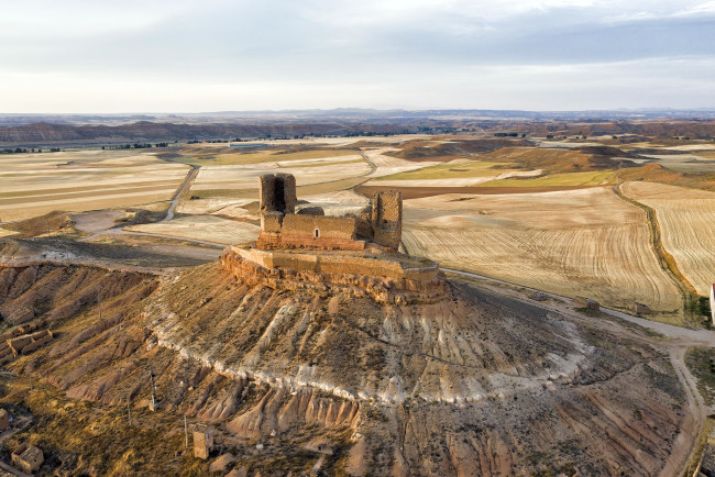 Обои картинки фото разное, развалины,  руины,  металлолом, испания, пейзаж, замок, руины, холмы, вид, с, высоты, птичьего, полета, бежевый